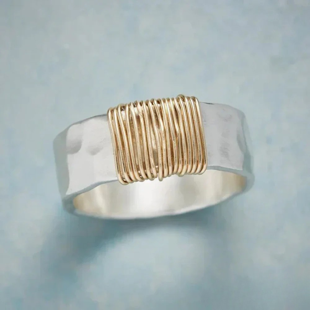 Lunari™ | Women’s Gold Thread Ring
